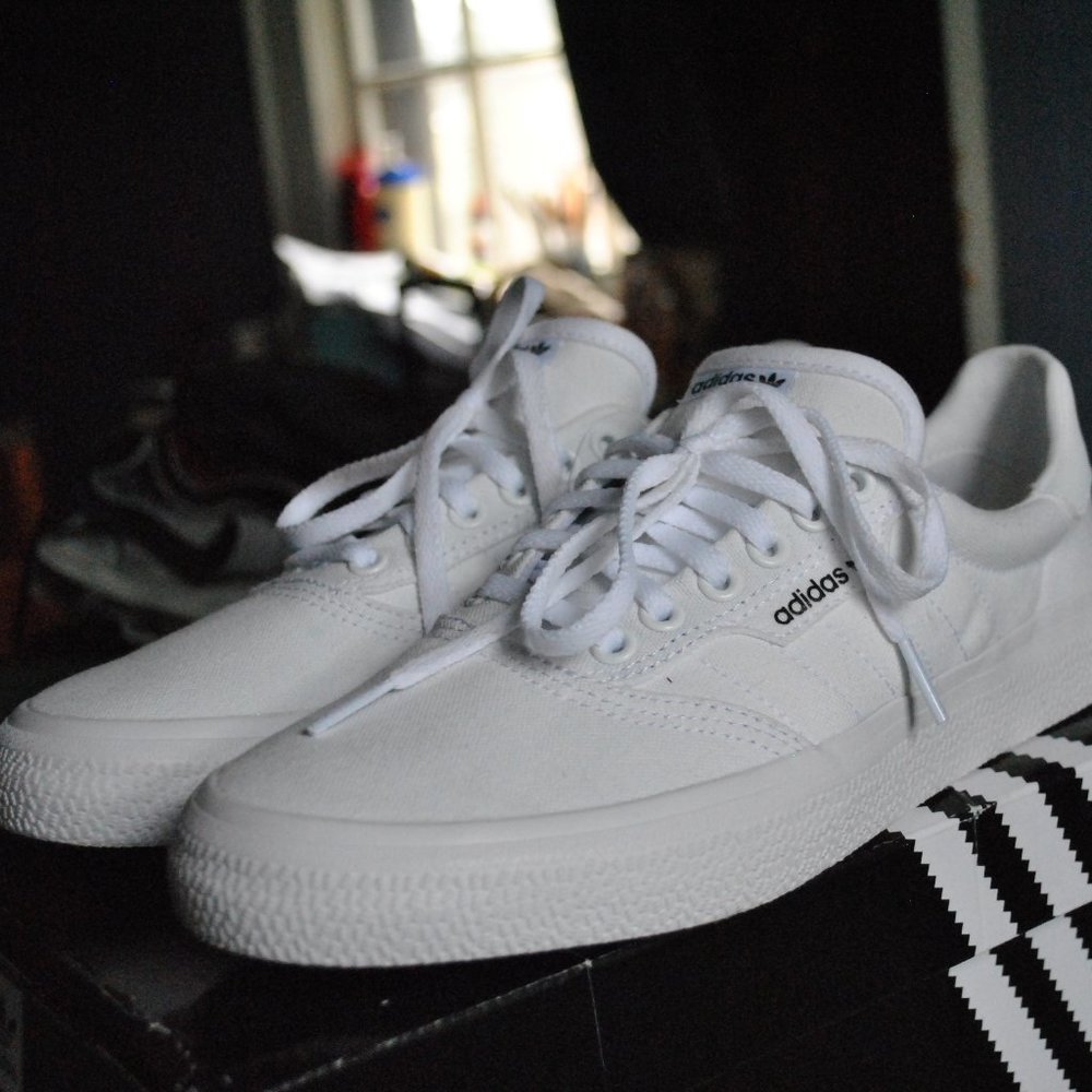 *NEW* Adidas Orig White Skate Shoe (Size 8)